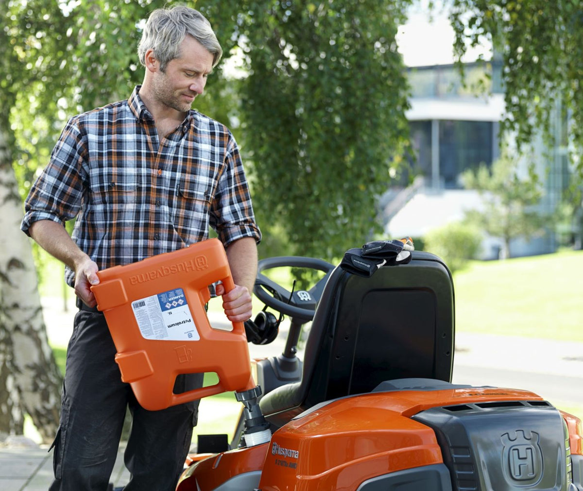 Husqvarna Fuel Can 15L - Husqvarna reinvents refuelling with its 15L fuel can-Ride On Mowers Online